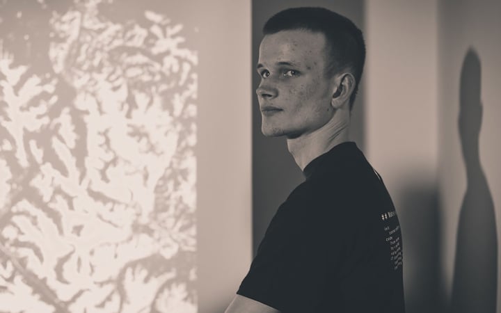 Vitalik Buterin 的 Farcaster 舉動引發爭議：他應該回歸 Twitter 嗎？