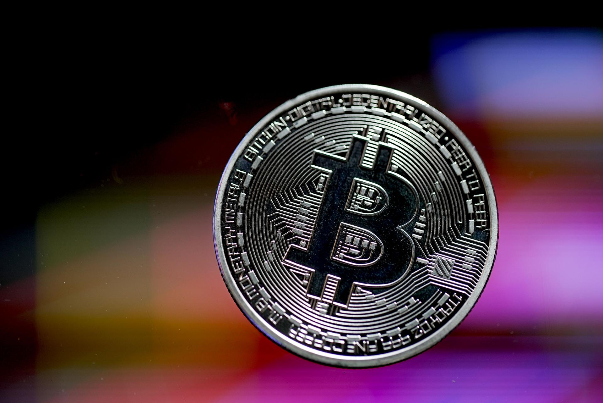 Bitcoin approche d'une étape technique, prêt pour une vague haussière