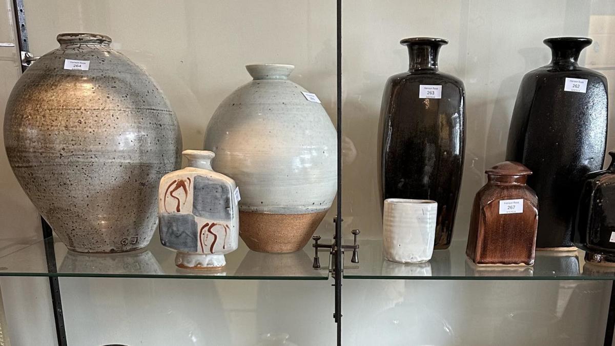 バーナード・リーチの陶器コレクションが食器棚で埃をかぶっているのが発見され、オークションで1万3000ポンドで落札される