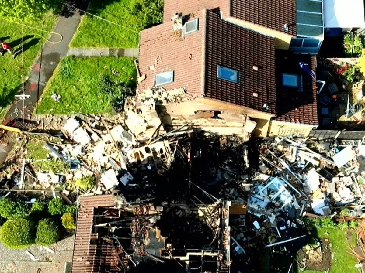 Trois personnes transportées à l'hôpital après l'explosion de gaz détruisent la maison près de Bristol
