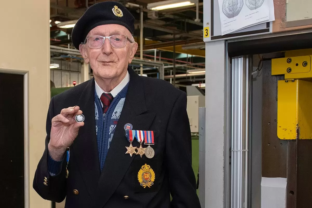 Les pièces commémoratives honorant le jour VE sont lancées par la Royal Mint
