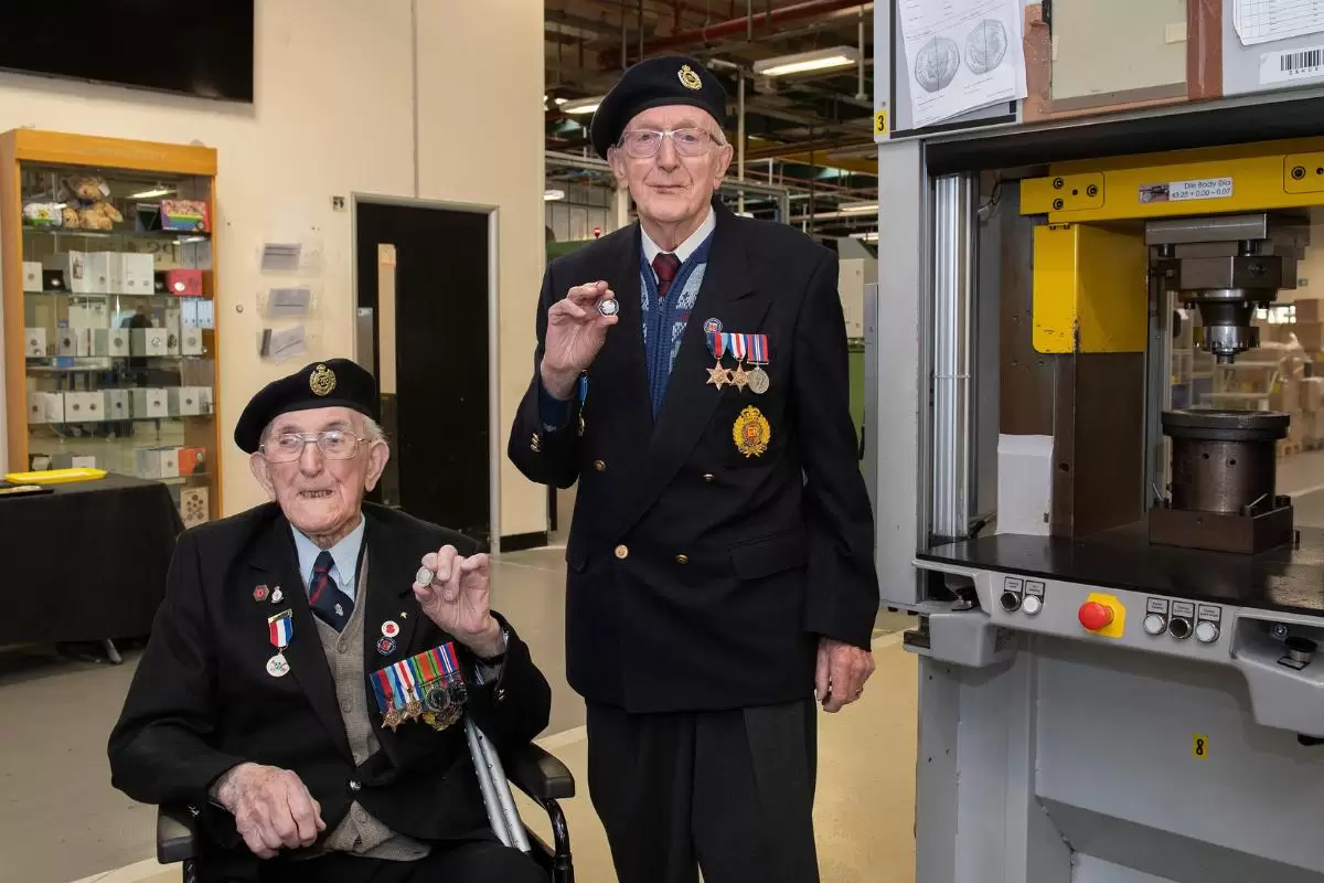 La Royal Mint lance des pièces commémoratives pour honorer la journée VE, marquant le 80e anniversaire de la fin de la Seconde Guerre mondiale.